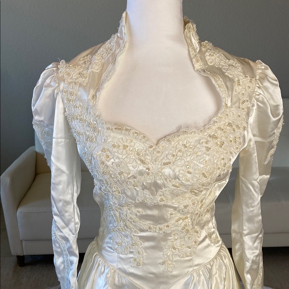 Elegant Vintage Ivory Lace Wedding Gown - Picture 2 of 16
